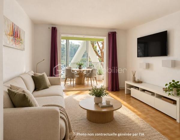 Situé dans le centre ville de notre jolie station balnéaire au deuxième étage avec ascenseur, venez découvrir ce studio de 18M2.

Dans une résidence emblématique, il comprend une salle d'eau avec WC, une entrée, une pièce de vie avec kitchenette et une terrasse de 4m2.

Ses plus :Lumineux, environnement, ascenseur, faibles charges.
DPE en cours.