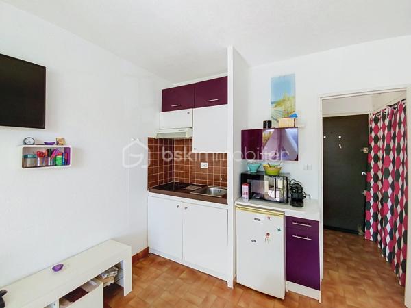 Situé dans le centre ville de notre jolie station balnéaire au deuxième étage avec ascenseur, venez découvrir ce studio de 18M2.

Dans une résidence emblématique, il comprend une salle d'eau avec WC, une entrée, une pièce de vie avec kitchenette et une terrasse de 4m2.

Ses plus :Lumineux, environnement, ascenseur, faibles charges.
DPE en cours.