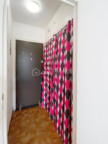 Situé dans le centre ville de notre jolie station balnéaire au deuxième étage avec ascenseur, venez découvrir ce studio de 18M2.

Dans une résidence emblématique, il comprend une salle d'eau avec WC, une entrée, une pièce de vie avec kitchenette et une terrasse de 4m2.

Ses plus :Lumineux, environnement, ascenseur, faibles charges.
DPE en cours.