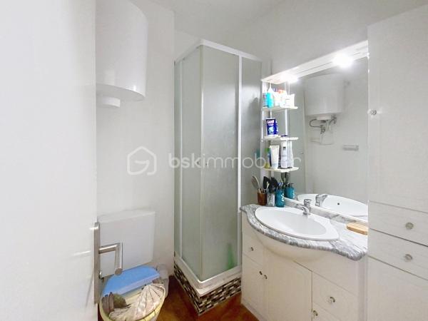 Situé dans le centre ville de notre jolie station balnéaire au deuxième étage avec ascenseur, venez découvrir ce studio de 18M2.

Dans une résidence emblématique, il comprend une salle d'eau avec WC, une entrée, une pièce de vie avec kitchenette et une terrasse de 4m2.

Ses plus :Lumineux, environnement, ascenseur, faibles charges.
DPE en cours.