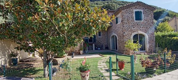 Maison de caractère avec piscine, dépendance et vue dégagée sur les hauteurs de Saint-Jean-du-Gard