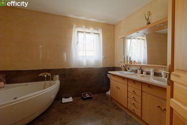 Maison 7 pièces - 215 m² Exclusivité efficity