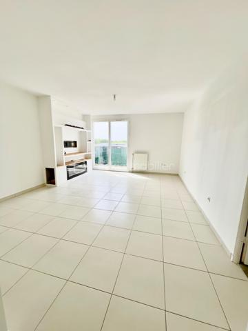 À Fleury-Mérogis, découvrez cet appartement T4 de 73,51 m², situé au dernier étage d'une résidence récente, propre et bien entretenue.

L'appartement offre une belle pièce de vie lumineuse avec cuisine ouverte et accès à un premier balcon. L'espace nuit se compose de 3 chambres, dont certaines bénéficient également d'un accès extérieur, ainsi que d'une salle de bains et de WC.

L'appartement a bénéficié de travaux de remise au propre, notamment au niveau des murs, enduits et peintures, permettant une installation rapide.

Vous apprécierez particulièrement :

73,51 m² habitables
3 chambres
Dernier étage
2 balcons
Résidence bien entretenue
2 places de stationnement
DPE B
Proximité des commodités et des principaux axes

Un appartement adapté aussi bien à une famille qu'à un projet d'investissement locatif.

Prix : 185 000 €

Pour davantage de renseignements ou pour organiser une visite, contactez-moi.