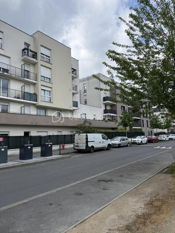À Fleury-Mérogis, découvrez cet appartement T4 de 73,51 m², situé au dernier étage d'une résidence récente, propre et bien entretenue.

L'appartement offre une belle pièce de vie lumineuse avec cuisine ouverte et accès à un premier balcon. L'espace nuit se compose de 3 chambres, dont certaines bénéficient également d'un accès extérieur, ainsi que d'une salle de bains et de WC.

L'appartement a bénéficié de travaux de remise au propre, notamment au niveau des murs, enduits et peintures, permettant une installation rapide.

Vous apprécierez particulièrement :

73,51 m² habitables
3 chambres
Dernier étage
2 balcons
Résidence bien entretenue
2 places de stationnement
DPE B
Proximité des commodités et des principaux axes

Un appartement adapté aussi bien à une famille qu'à un projet d'investissement locatif.

Prix : 185 000 €

Pour davantage de renseignements ou pour organiser une visite, contactez-moi.