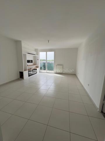 À Fleury-Mérogis, découvrez cet appartement T4 de 73,51 m², situé au dernier étage d'une résidence récente, propre et bien entretenue.

L'appartement offre une belle pièce de vie lumineuse avec cuisine ouverte et accès à un premier balcon. L'espace nuit se compose de 3 chambres, dont certaines bénéficient également d'un accès extérieur, ainsi que d'une salle de bains et de WC.

L'appartement a bénéficié de travaux de remise au propre, notamment au niveau des murs, enduits et peintures, permettant une installation rapide.

Vous apprécierez particulièrement :

73,51 m² habitables
3 chambres
Dernier étage
2 balcons
Résidence bien entretenue
2 places de stationnement
DPE B
Proximité des commodités et des principaux axes

Un appartement adapté aussi bien à une famille qu'à un projet d'investissement locatif.

Prix : 185 000 €

Pour davantage de renseignements ou pour organiser une visite, contactez-moi.