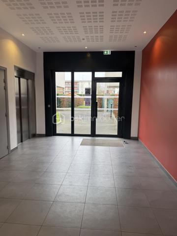 À Fleury-Mérogis, découvrez cet appartement T4 de 73,51 m², situé au dernier étage d'une résidence récente, propre et bien entretenue.

L'appartement offre une belle pièce de vie lumineuse avec cuisine ouverte et accès à un premier balcon. L'espace nuit se compose de 3 chambres, dont certaines bénéficient également d'un accès extérieur, ainsi que d'une salle de bains et de WC.

L'appartement a bénéficié de travaux de remise au propre, notamment au niveau des murs, enduits et peintures, permettant une installation rapide.

Vous apprécierez particulièrement :

73,51 m² habitables
3 chambres
Dernier étage
2 balcons
Résidence bien entretenue
2 places de stationnement
DPE B
Proximité des commodités et des principaux axes

Un appartement adapté aussi bien à une famille qu'à un projet d'investissement locatif.

Prix : 185 000 €

Pour davantage de renseignements ou pour organiser une visite, contactez-moi.