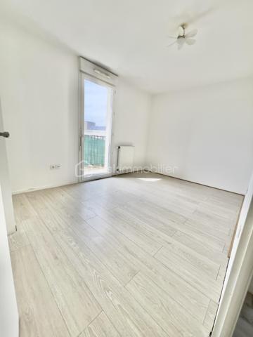 À Fleury-Mérogis, découvrez cet appartement T4 de 73,51 m², situé au dernier étage d'une résidence récente, propre et bien entretenue.

L'appartement offre une belle pièce de vie lumineuse avec cuisine ouverte et accès à un premier balcon. L'espace nuit se compose de 3 chambres, dont certaines bénéficient également d'un accès extérieur, ainsi que d'une salle de bains et de WC.

L'appartement a bénéficié de travaux de remise au propre, notamment au niveau des murs, enduits et peintures, permettant une installation rapide.

Vous apprécierez particulièrement :

73,51 m² habitables
3 chambres
Dernier étage
2 balcons
Résidence bien entretenue
2 places de stationnement
DPE B
Proximité des commodités et des principaux axes

Un appartement adapté aussi bien à une famille qu'à un projet d'investissement locatif.

Prix : 185 000 €

Pour davantage de renseignements ou pour organiser une visite, contactez-moi.