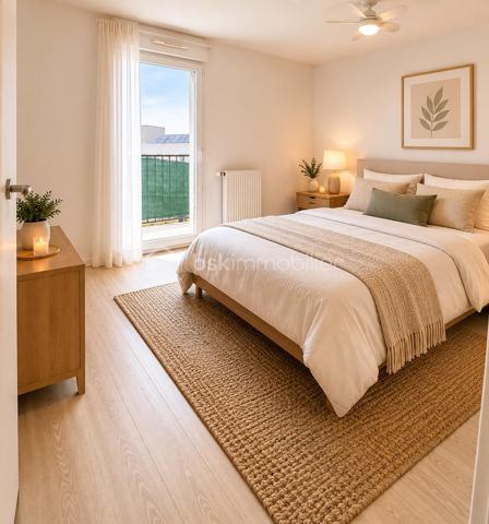 À Fleury-Mérogis, découvrez cet appartement T4 de 73,51 m², situé au dernier étage d'une résidence récente, propre et bien entretenue.

L'appartement offre une belle pièce de vie lumineuse avec cuisine ouverte et accès à un premier balcon. L'espace nuit se compose de 3 chambres, dont certaines bénéficient également d'un accès extérieur, ainsi que d'une salle de bains et de WC.

L'appartement a bénéficié de travaux de remise au propre, notamment au niveau des murs, enduits et peintures, permettant une installation rapide.

Vous apprécierez particulièrement :

73,51 m² habitables
3 chambres
Dernier étage
2 balcons
Résidence bien entretenue
2 places de stationnement
DPE B
Proximité des commodités et des principaux axes

Un appartement adapté aussi bien à une famille qu'à un projet d'investissement locatif.

Prix : 185 000 €

Pour davantage de renseignements ou pour organiser une visite, contactez-moi.