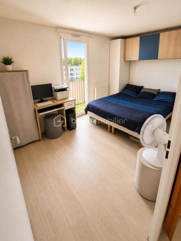 À Fleury-Mérogis, découvrez cet appartement T4 de 73,51 m², situé au dernier étage d'une résidence récente, propre et bien entretenue.

L'appartement offre une belle pièce de vie lumineuse avec cuisine ouverte et accès à un premier balcon. L'espace nuit se compose de 3 chambres, dont certaines bénéficient également d'un accès extérieur, ainsi que d'une salle de bains et de WC.

L'appartement a bénéficié de travaux de remise au propre, notamment au niveau des murs, enduits et peintures, permettant une installation rapide.

Vous apprécierez particulièrement :

73,51 m² habitables
3 chambres
Dernier étage
2 balcons
Résidence bien entretenue
2 places de stationnement
DPE B
Proximité des commodités et des principaux axes

Un appartement adapté aussi bien à une famille qu'à un projet d'investissement locatif.

Prix : 185 000 €

Pour davantage de renseignements ou pour organiser une visite, contactez-moi.