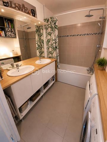 À Fleury-Mérogis, découvrez cet appartement T4 de 73,51 m², situé au dernier étage d'une résidence récente, propre et bien entretenue.

L'appartement offre une belle pièce de vie lumineuse avec cuisine ouverte et accès à un premier balcon. L'espace nuit se compose de 3 chambres, dont certaines bénéficient également d'un accès extérieur, ainsi que d'une salle de bains et de WC.

L'appartement a bénéficié de travaux de remise au propre, notamment au niveau des murs, enduits et peintures, permettant une installation rapide.

Vous apprécierez particulièrement :

73,51 m² habitables
3 chambres
Dernier étage
2 balcons
Résidence bien entretenue
2 places de stationnement
DPE B
Proximité des commodités et des principaux axes

Un appartement adapté aussi bien à une famille qu'à un projet d'investissement locatif.

Prix : 185 000 €

Pour davantage de renseignements ou pour organiser une visite, contactez-moi.