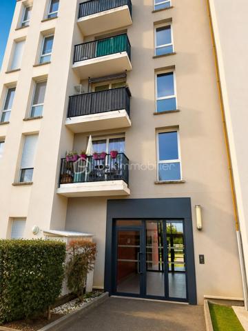 À Fleury-Mérogis, découvrez cet appartement T4 de 73,51 m², situé au dernier étage d'une résidence récente, propre et bien entretenue.

L'appartement offre une belle pièce de vie lumineuse avec cuisine ouverte et accès à un premier balcon. L'espace nuit se compose de 3 chambres, dont certaines bénéficient également d'un accès extérieur, ainsi que d'une salle de bains et de WC.

L'appartement a bénéficié de travaux de remise au propre, notamment au niveau des murs, enduits et peintures, permettant une installation rapide.

Vous apprécierez particulièrement :

73,51 m² habitables
3 chambres
Dernier étage
2 balcons
Résidence bien entretenue
2 places de stationnement
DPE B
Proximité des commodités et des principaux axes

Un appartement adapté aussi bien à une famille qu'à un projet d'investissement locatif.

Prix : 185 000 €

Pour davantage de renseignements ou pour organiser une visite, contactez-moi.