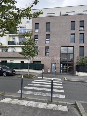 À Fleury-Mérogis, découvrez cet appartement T4 de 73,51 m², situé au dernier étage d'une résidence récente, propre et bien entretenue.

L'appartement offre une belle pièce de vie lumineuse avec cuisine ouverte et accès à un premier balcon. L'espace nuit se compose de 3 chambres, dont certaines bénéficient également d'un accès extérieur, ainsi que d'une salle de bains et de WC.

L'appartement a bénéficié de travaux de remise au propre, notamment au niveau des murs, enduits et peintures, permettant une installation rapide.

Vous apprécierez particulièrement :

73,51 m² habitables
3 chambres
Dernier étage
2 balcons
Résidence bien entretenue
2 places de stationnement
DPE B
Proximité des commodités et des principaux axes

Un appartement adapté aussi bien à une famille qu'à un projet d'investissement locatif.

Prix : 185 000 €

Pour davantage de renseignements ou pour organiser une visite, contactez-moi.