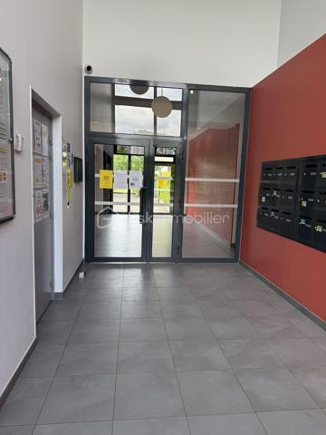 À Fleury-Mérogis, découvrez cet appartement T4 de 73,51 m², situé au dernier étage d'une résidence récente, propre et bien entretenue.

L'appartement offre une belle pièce de vie lumineuse avec cuisine ouverte et accès à un premier balcon. L'espace nuit se compose de 3 chambres, dont certaines bénéficient également d'un accès extérieur, ainsi que d'une salle de bains et de WC.

L'appartement a bénéficié de travaux de remise au propre, notamment au niveau des murs, enduits et peintures, permettant une installation rapide.

Vous apprécierez particulièrement :

73,51 m² habitables
3 chambres
Dernier étage
2 balcons
Résidence bien entretenue
2 places de stationnement
DPE B
Proximité des commodités et des principaux axes

Un appartement adapté aussi bien à une famille qu'à un projet d'investissement locatif.

Prix : 185 000 €

Pour davantage de renseignements ou pour organiser une visite, contactez-moi.
