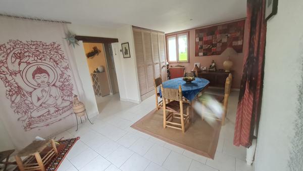 Maison type longère avec grand garage . .