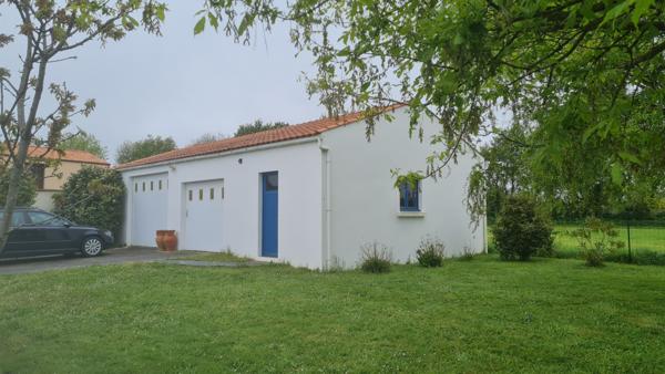 Maison type longère avec grand garage . .