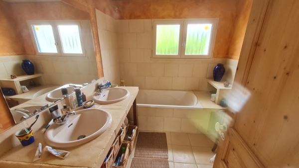 Maison type longère avec grand garage . .