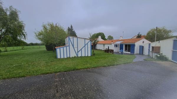 Maison type longère avec grand garage . .
