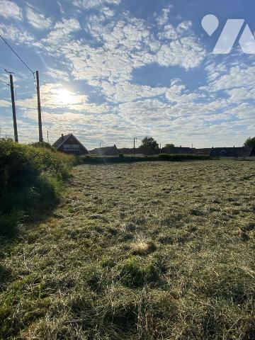 A PENIN, beau terrain à bâtir , en pleine campagne