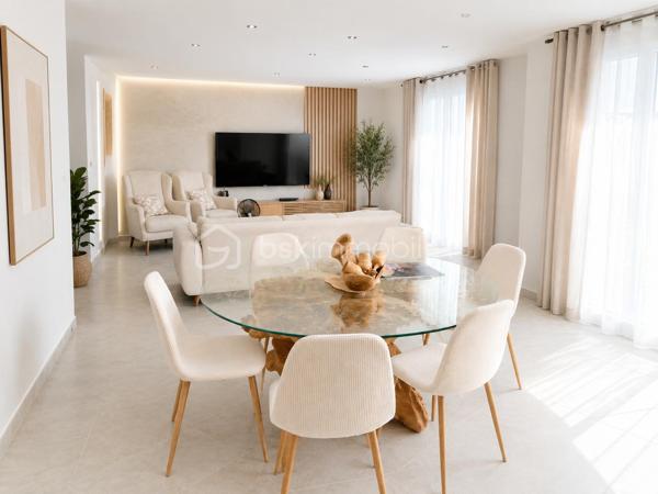Découvrez cette maison à vendre, nichée dans un quartier recherché, à deux minutes du métro ligne 11, alliant confort et modernité. 
Cette spacieuse demeure de 130 m²,vous promet un cadre de vie agréable grâce à ses aménagements extérieurs et intérieurs bien pensés !

Cette maison de 6 pièces est dotée d'un balcon et d'un grand espace extérieur, ainsi qu'un studio avec entrée indépendante.
 Avec son terrain d'angle, possibilité de garer plusieurs véhicules et éventuellement de construire en façade de rue sur une hauteur de deux étages.

En quête d'un lieu où il fait bon vivre avec un fort potentiel ? Ne cherchez plus ! Contactez ROMAIN GENEVOIS pour plus de détails.

Photos non contractuelles