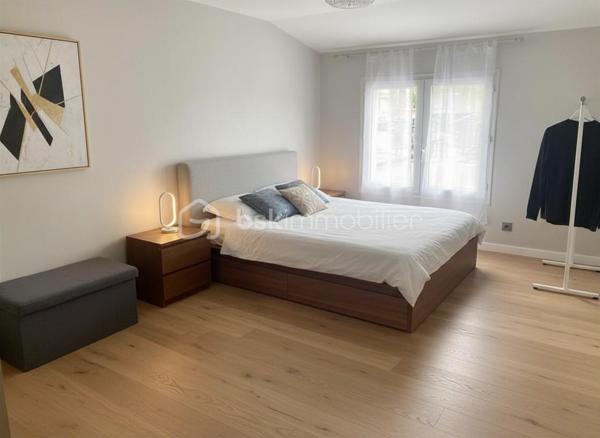 Découvrez cette maison à vendre, nichée dans un quartier recherché, à deux minutes du métro ligne 11, alliant confort et modernité. 
Cette spacieuse demeure de 130 m²,vous promet un cadre de vie agréable grâce à ses aménagements extérieurs et intérieurs bien pensés !

Cette maison de 6 pièces est dotée d'un balcon et d'un grand espace extérieur, ainsi qu'un studio avec entrée indépendante.
 Avec son terrain d'angle, possibilité de garer plusieurs véhicules et éventuellement de construire en façade de rue sur une hauteur de deux étages.

En quête d'un lieu où il fait bon vivre avec un fort potentiel ? Ne cherchez plus ! Contactez ROMAIN GENEVOIS pour plus de détails.

Photos non contractuelles