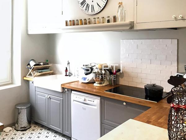 MAISON DE VILLE AVEC EXTÉRIEUR SUR TROIS NIVEAUX