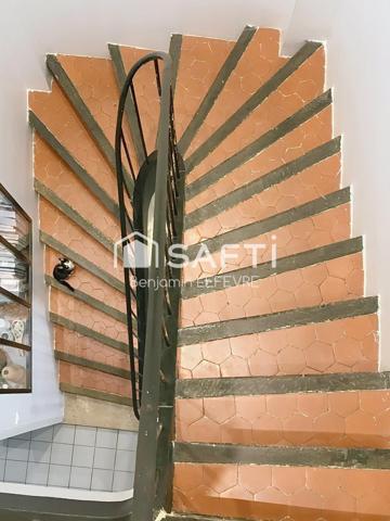 MAISON DE VILLE AVEC EXTÉRIEUR SUR TROIS NIVEAUX