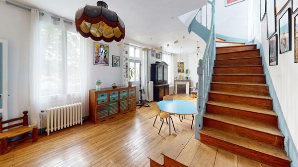 Maison familiale avec jardin, terrasse, garage et dépendances sur Poitiers
