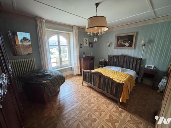 Maison 6 pièces (environ 128 m² habitables), située dans un secteur calme, proche commodités