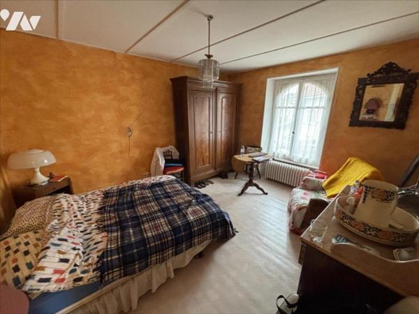 Maison 6 pièces (environ 128 m² habitables), située dans un secteur calme, proche commodités