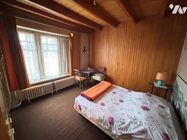 Maison 6 pièces (environ 128 m² habitables), située dans un secteur calme, proche commodités