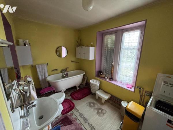 Maison 6 pièces (environ 128 m² habitables), située dans un secteur calme, proche commodités