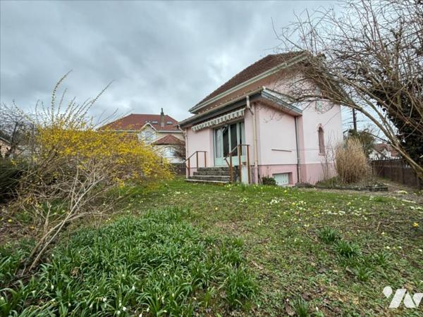 Maison 6 pièces (environ 128 m² habitables), située dans un secteur calme, proche commodités