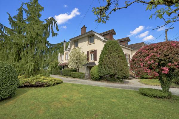 Maison familiale avec 2 appartements, grand garage et beau terrain 196 800 €