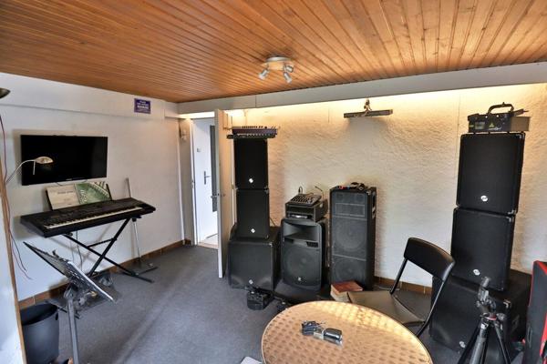 Maison familiale avec 2 appartements, grand garage et beau terrain 196 800 €