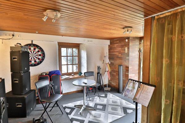 Maison familiale avec 2 appartements, grand garage et beau terrain 196 800 €