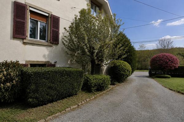 Maison familiale avec 2 appartements, grand garage et beau terrain 196 800 €