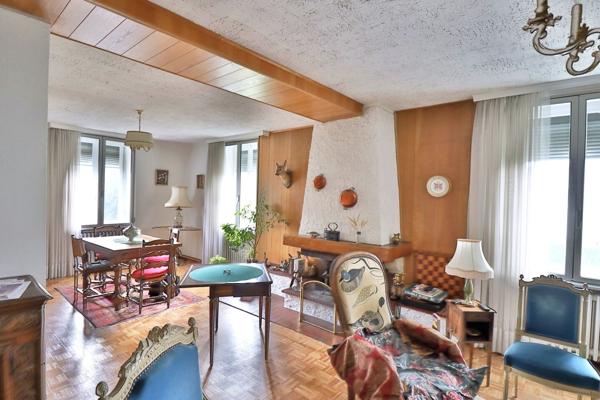 Maison familiale avec 2 appartements, grand garage et beau terrain 196 800 €