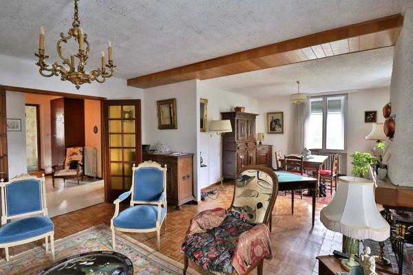 Maison familiale avec 2 appartements, grand garage et beau terrain 196 800 €