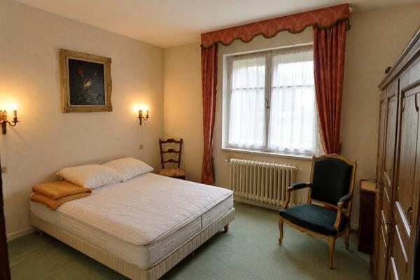Maison familiale avec 2 appartements, grand garage et beau terrain 196 800 €
