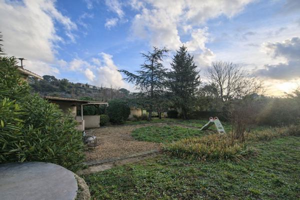 Maison plain-pied avec 1000 m² de terrain POUSSAN