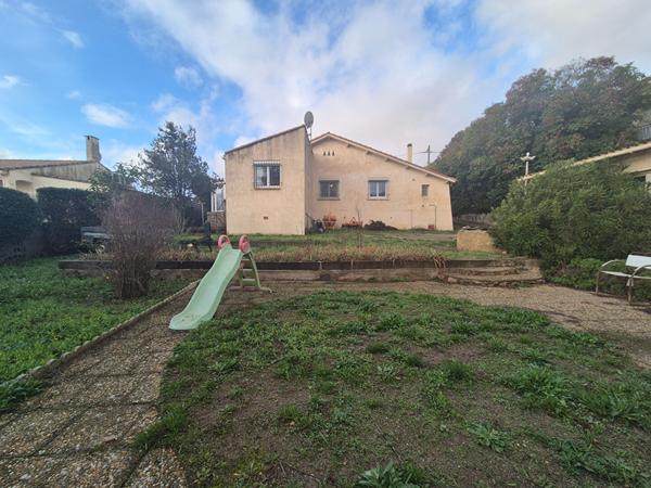 Maison plain-pied avec 1000 m² de terrain POUSSAN