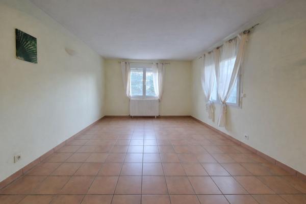 Maison plain-pied avec 1000 m² de terrain POUSSAN