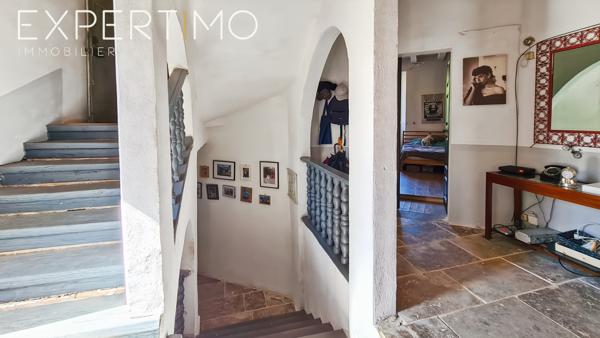 Manoir d'une superficie habitable de 338 m² avec dépendances sur un terrain de 3,6 hectares