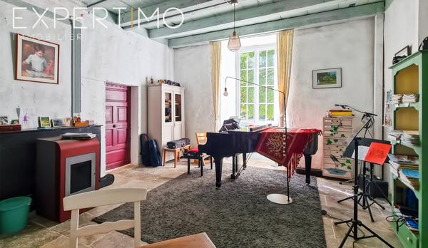 Manoir d'une superficie habitable de 338 m² avec dépendances sur un terrain de 3,6 hectares