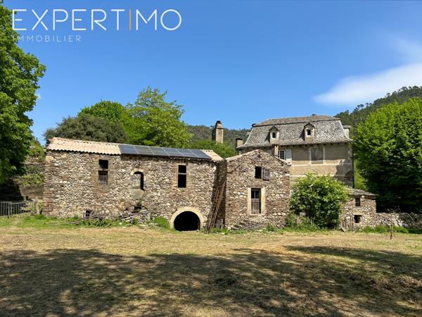 Manoir d'une superficie habitable de 338 m² avec dépendances sur un terrain de 3,6 hectares