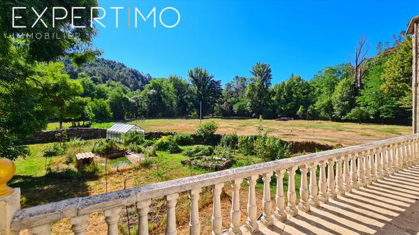 Manoir d'une superficie habitable de 338 m² avec dépendances sur un terrain de 3,6 hectares