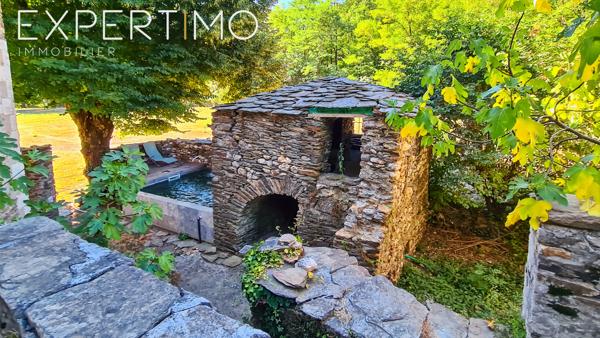 Manoir d'une superficie habitable de 338 m² avec dépendances sur un terrain de 3,6 hectares