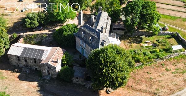 Manoir d'une superficie habitable de 338 m² avec dépendances sur un terrain de 3,6 hectares