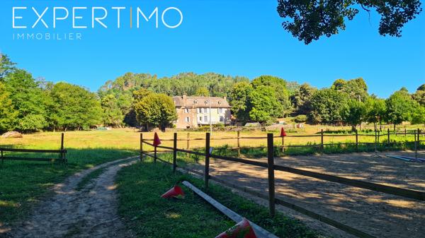 Manoir d'une superficie habitable de 338 m² avec dépendances sur un terrain de 3,6 hectares