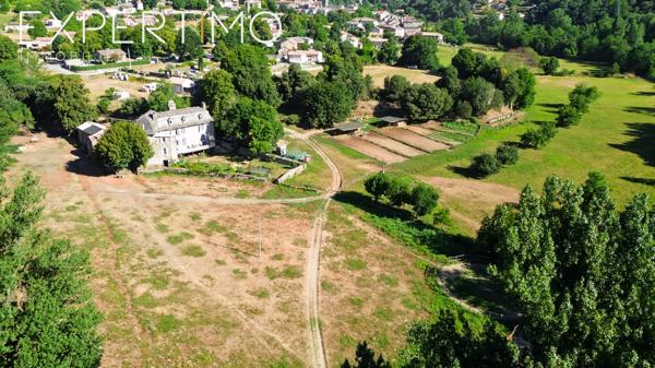 Manoir d'une superficie habitable de 338 m² avec dépendances sur un terrain de 3,6 hectares